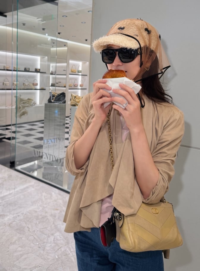 51歲林志玲嘟嘴裝可愛照樣萌翻全網！挑戰「丹寧馬甲」辣曬S曲線