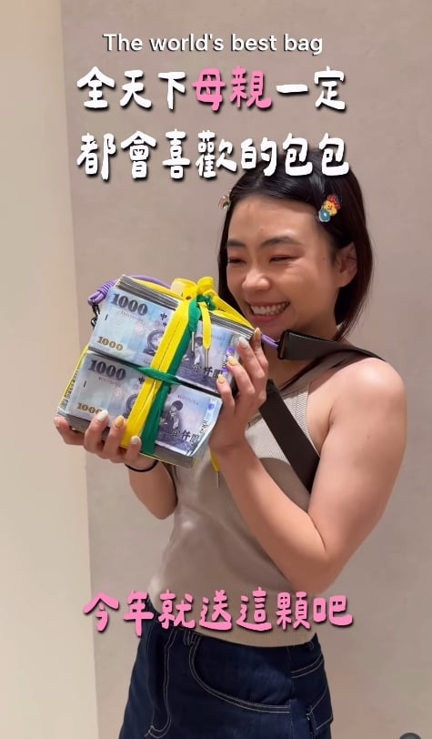 蔡阿嘎母親節砸重金送二伯「藍色精品包」！網見款式狂問：蘿拉還的嗎？