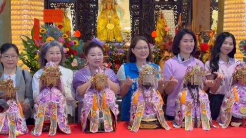 客家大廟永貞宮12尊媽祖換紫袍　白冰冰崇敬護持