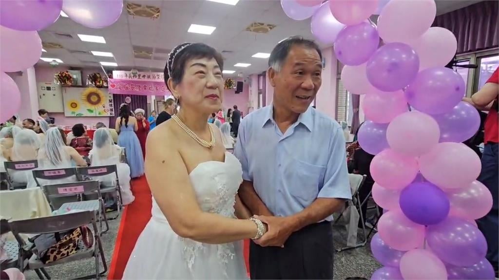 慶祝母親節！里長辦「婚紗走秀」　96歲奶奶燦笑重溫年少