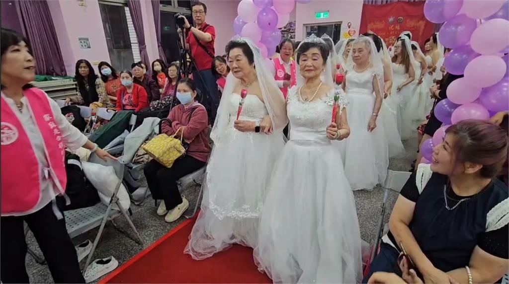 慶祝母親節！里長辦「婚紗走秀」　96歲奶奶燦笑重溫年少