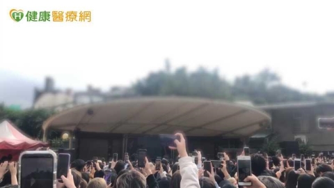 演唱會突遭雷射照腿!女星未受傷 皮膚科醫談舞台光源安全須知
