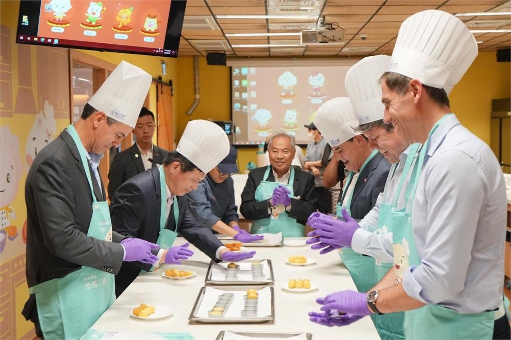 快新聞／從南科到奇美博物館！林佳龍親陪巴拉圭總統「手工包鳳梨酥」展台灣軟實力