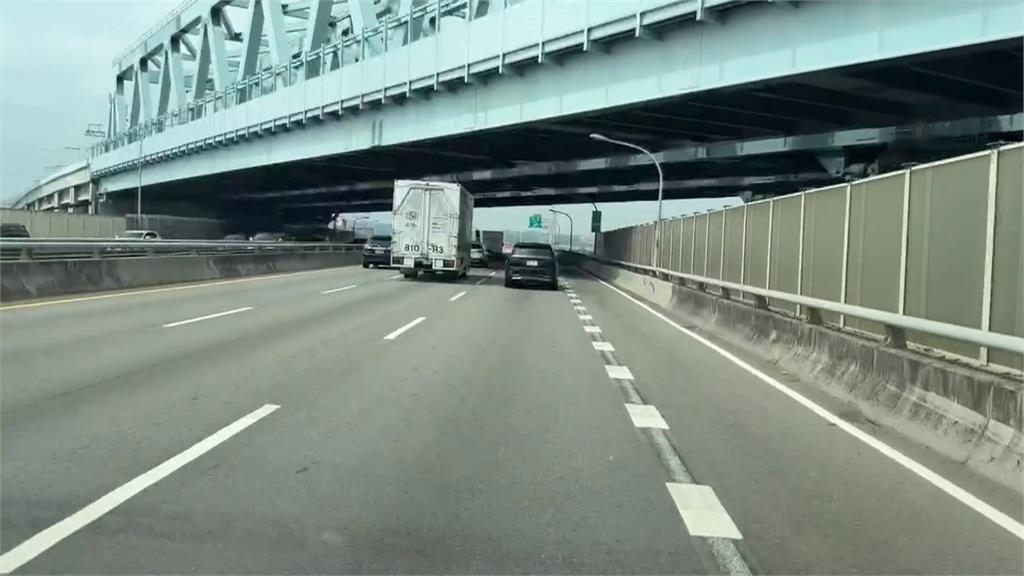 重機騎士背狗兜風畫面曝光　獸醫示警：恐傷犬隻脊椎