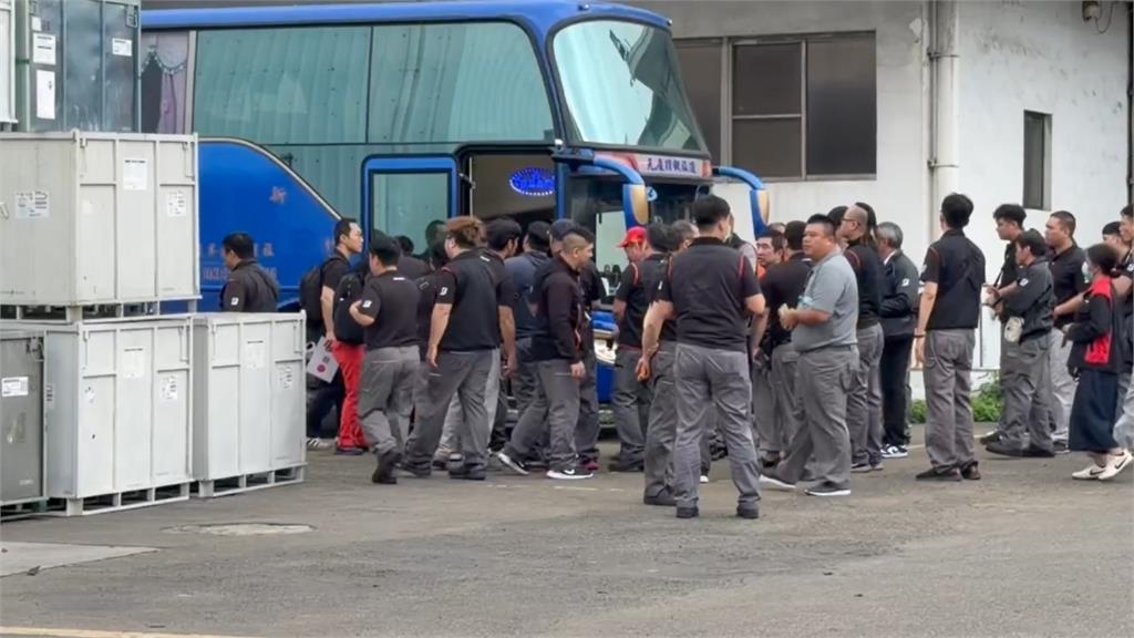 台灣普利司通「關廠裁員」！553人遊覽車載走協商…勞工處：已接獲通報