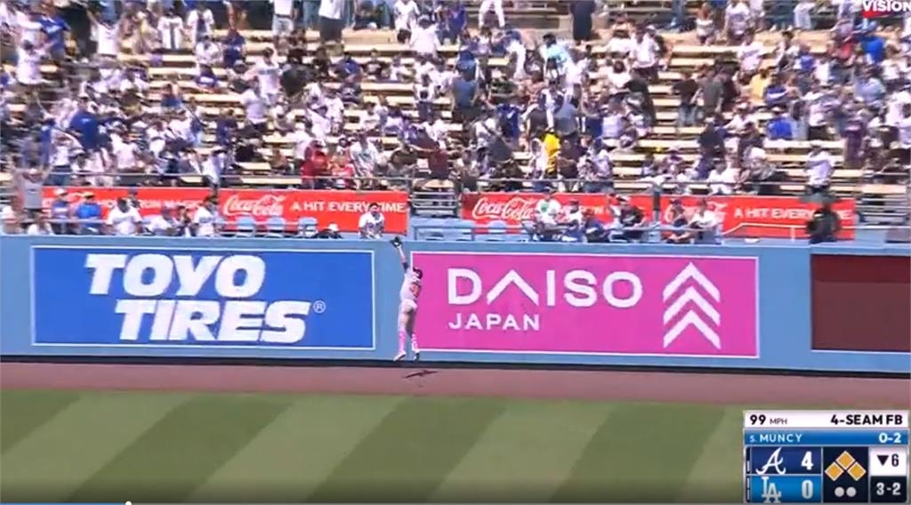 MLB(影)／「用臉撞牆也要接到！」勇士小白神救援　道奇滿壘長打瞬間變成絕望出局