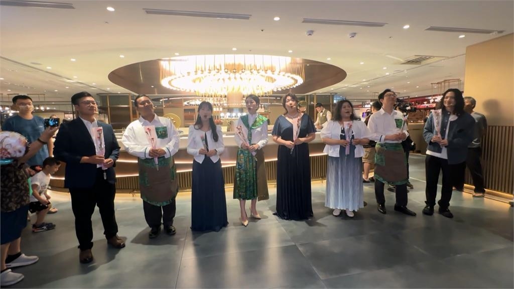 歡慶母親節　連鎖自助餐廳　攜高師大音樂系師生　舉辦快閃歌劇演出