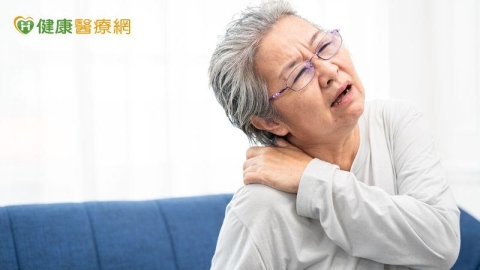 65歲婦刷鍋後「肩膀不舉」劇痛難眠 檢查驚見旋轉肌破裂
