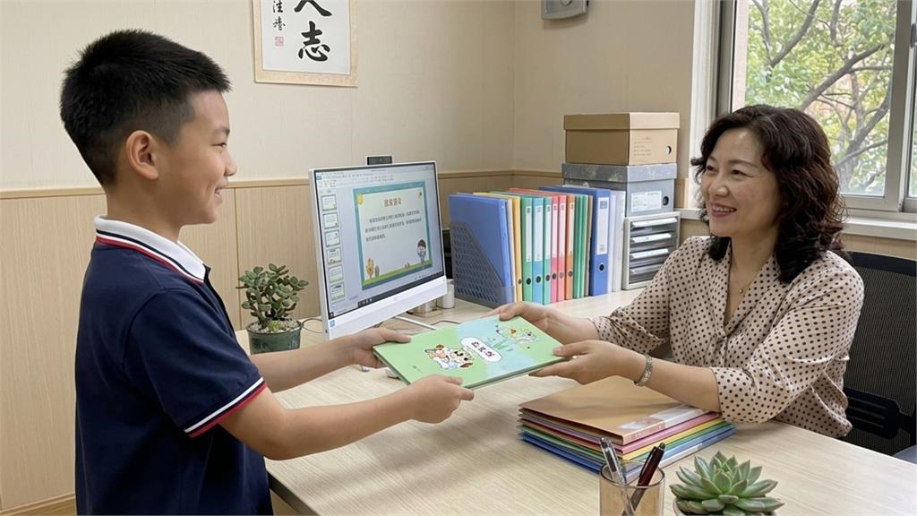 老師把兒子的聯絡簿「帶回家」？媽媽打開竟藏「驚喜」3.1萬網暖哭：眼眶濕了