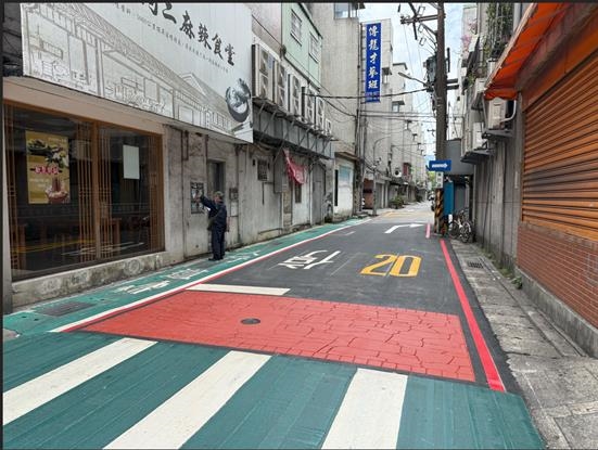 新北市馬路「突多一大塊紅色」用途為何？交通部曝3作用…違規恐噴3萬6
