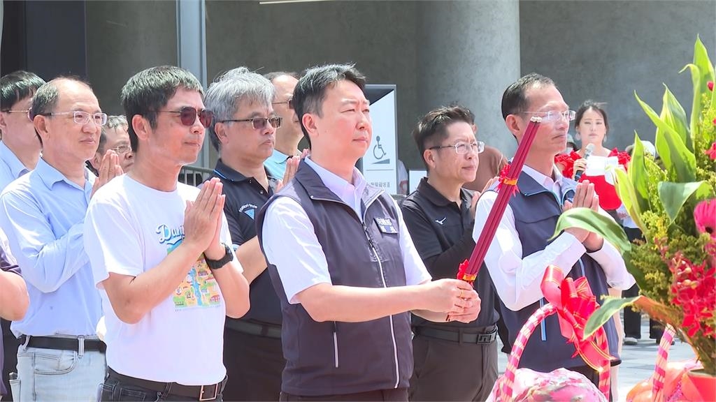 淡江大橋正式通車　大批民眾搶頭香現場舉辦祈福典禮