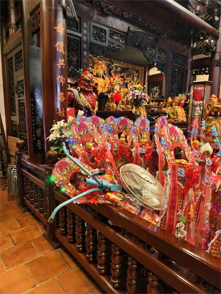 ３百年台中萬和宮遭砸廟！　光明燈倒整排、媽祖神像摔落地
