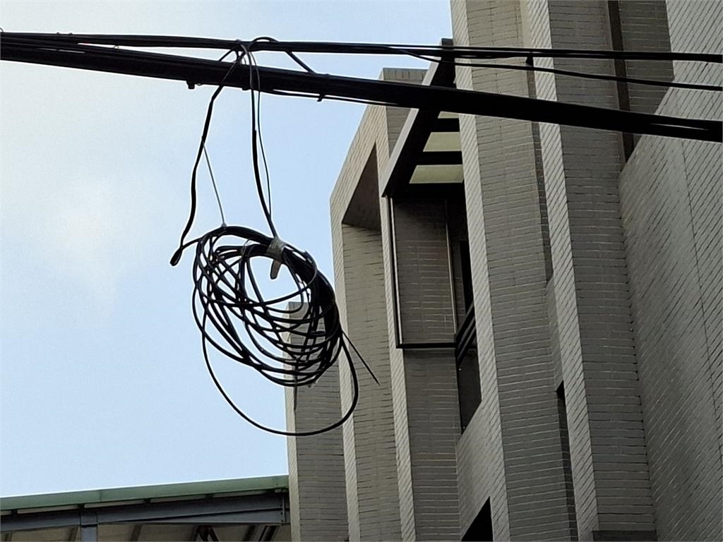 台中大里「空中甜甜圈」? 綠議員踢爆「電線桿長出電纜線圈」奇觀