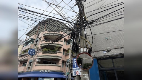 台中大里「空中甜甜圈」? 綠議員踢爆「電線桿長出電纜線圈」奇觀