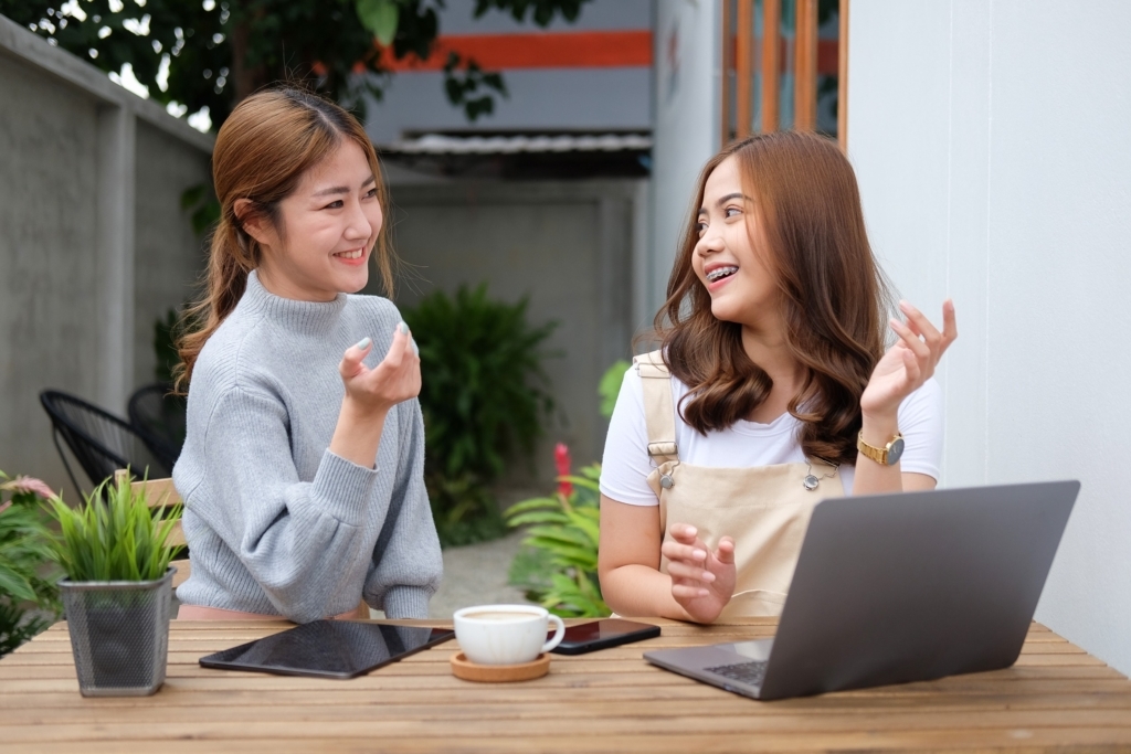 談戀愛或結婚後，也要有自己的社交圈，多和閨密互動，伴侶也會覺得妳比較有趣。圖/123RF圖庫