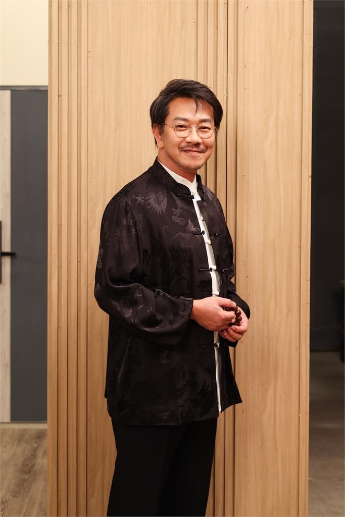 戲劇男神江俊翰回歸！接演民視《豆腐媽媽》挑戰「複雜議長」