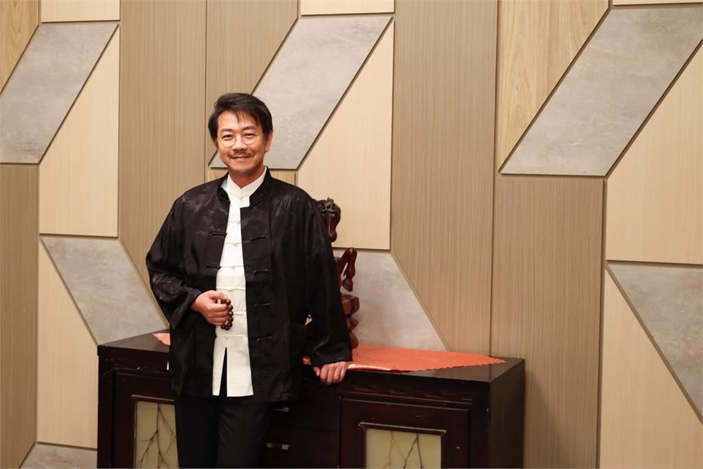 戲劇男神江俊翰回歸！接演民視《豆腐媽媽》挑戰「複雜議長」