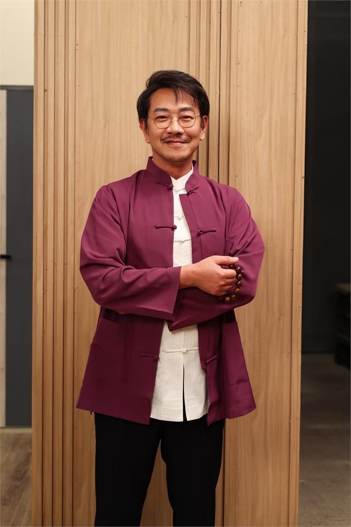 戲劇男神江俊翰回歸！接演民視《豆腐媽媽》挑戰「複雜議長」