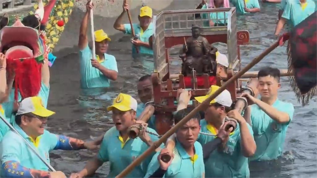 嘉義新塭「衝水路迎客王」　數百尊神明衝入水場面壯觀