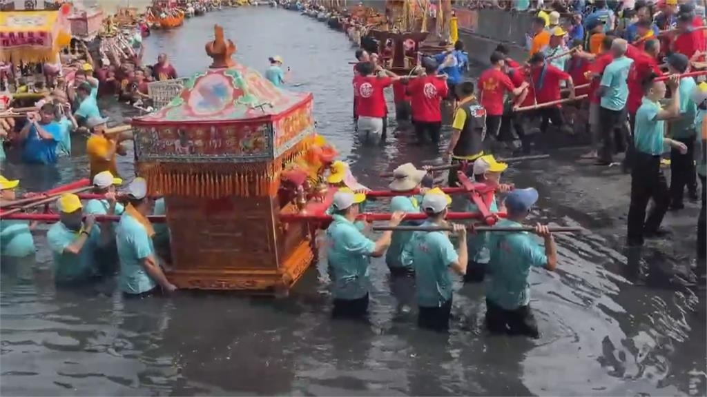 嘉義新塭「衝水路迎客王」　數百尊神明衝入水場面壯觀