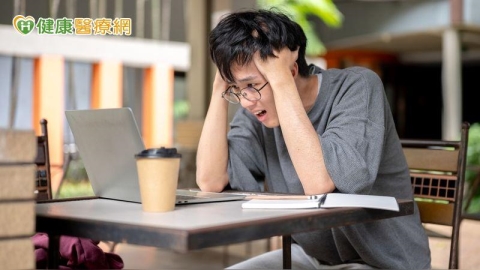 課業壓力太大恐害孩子憂鬱!研究:影響一路到成年 自傷風險也上升