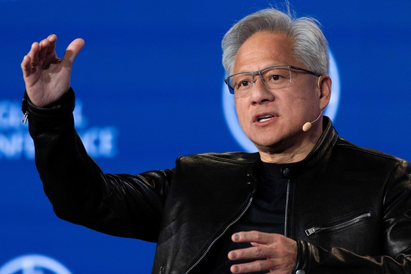 之前未出現在隨行企業領袖名單中的輝達執行長黃仁勳，已搭上空軍一號，將隨川普訪問中國。（圖／達志／路透社）