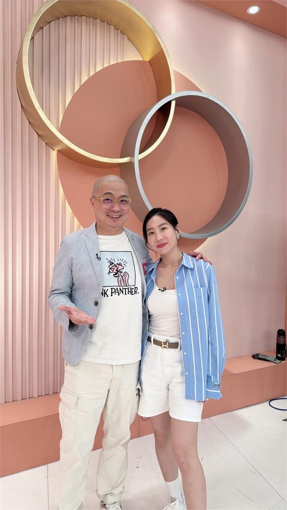 撒基努看車空檔上廁所!老婆直接下單要他當「保人」