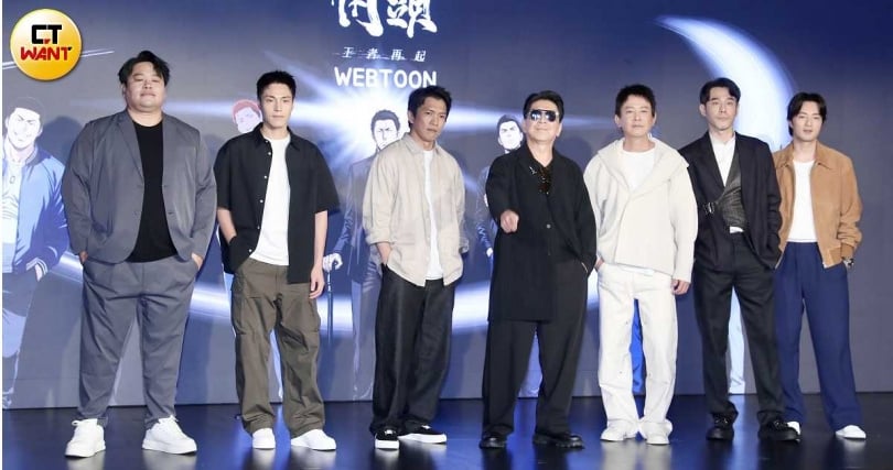 全新《角頭》Webtoon 條漫,吳震亞、唐振剛、黃尚禾、高捷、王識賢、黃騰浩、古斌各自與對應的漫畫人物合照。(圖/侯世駿攝)
