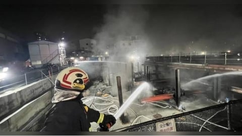 黑煙罩台中！北屯社宅工地狂燒14小時　地下柱倒塌、車道崩落急停工