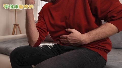 腹痛誤當胃脹氣!39歲男確診壞死性胰臟炎 醫警告:死亡率高達6成