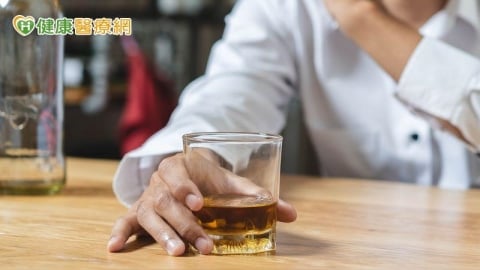 小酌怡情?研究:少量飲酒仍與大腦血流減少有關 恐增認知退化風險