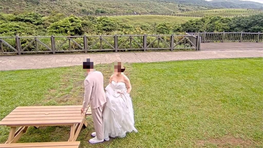 新人穿婚紗朝聖「擎天崗野戰桌」！神還原「肉搏名場面」笑翻網：一定百年好合
