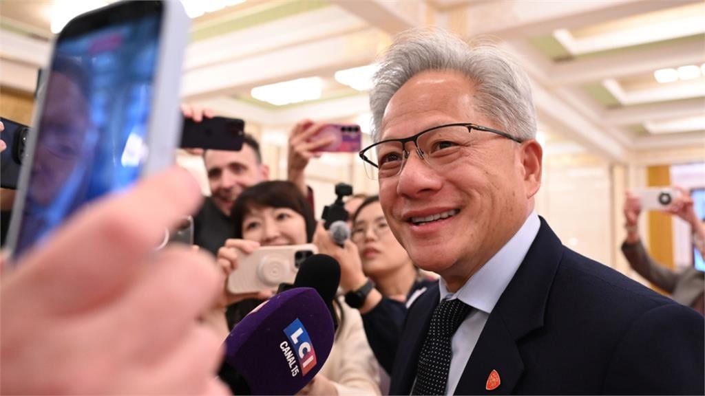 黃仁勳隨川普訪中國！突被追問「賣晶片給華為？」當場傻眼3秒噴1句