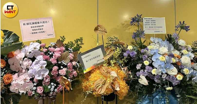 S.H.E送上花籃祝福師兄開唱順利。（圖／吳孟倫攝）