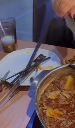真的「筷」煮鍋! 火鍋撈出塑膠筷!店家回應了
