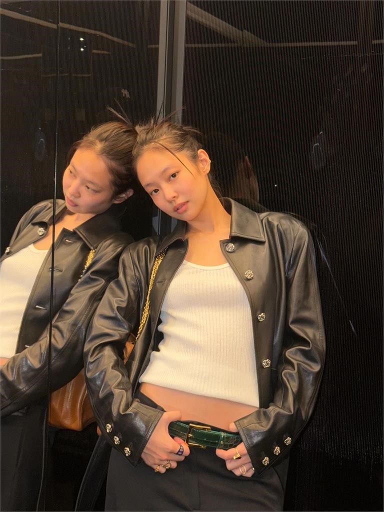 Jennie素顏疑忘記P圖！倒影竟「判若兩人」畫面曝…網酸爆：鏡子裡面是什麼