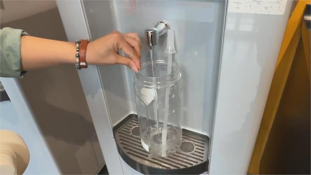 熱水壺煮水恐致「早發性癌症」？研究曝喝1杯恐吞「30億塑膠微粒」！
