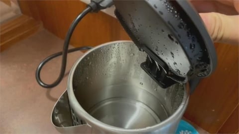 熱水壺煮水恐致「早發性癌症」？研究曝喝1杯恐吞「30億塑膠微粒」！