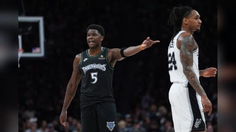 NBA(影)/比賽還有8分鐘沒結束就握手!愛德華茲提前向馬刺致意 引發各方熱議