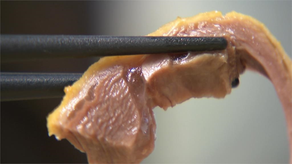 野生張菲現身「天母鵝肉店」！ 頂招牌捲髮、落腮鬍點外帶