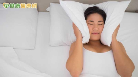 墊枕頭睡覺反而傷眼？最新研究與過往觀點不同調　眼科醫這麼說