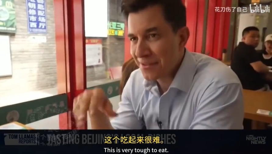 黃仁勳喝豆汁「臉揪成一團」！美記者挑戰後愣了…秒吐：這頓飯永遠不會忘記