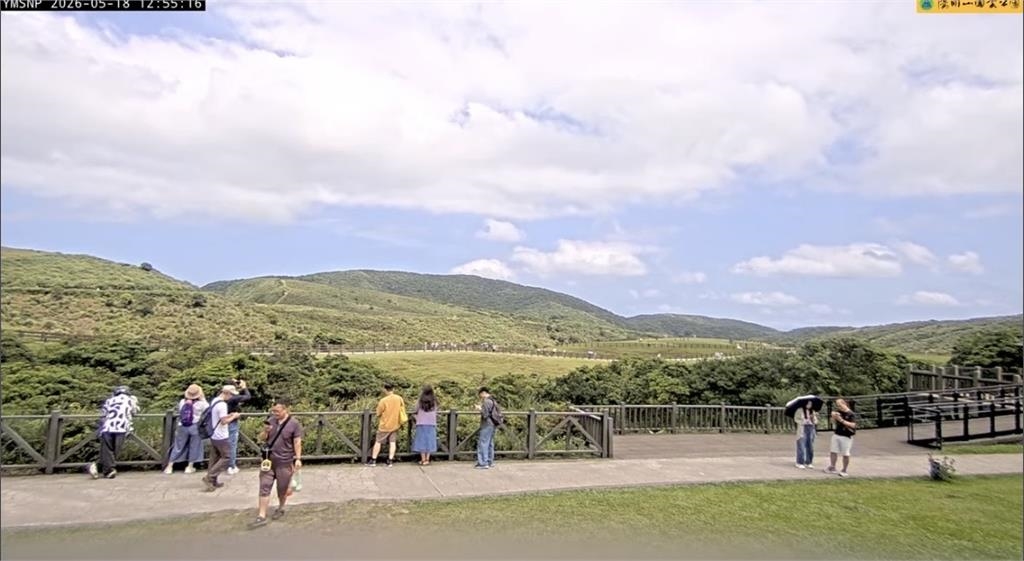 擎天崗「野戰地標」消失了!陽管處派人狠搬「激戰桌」網見畫面崩潰:景點被毀