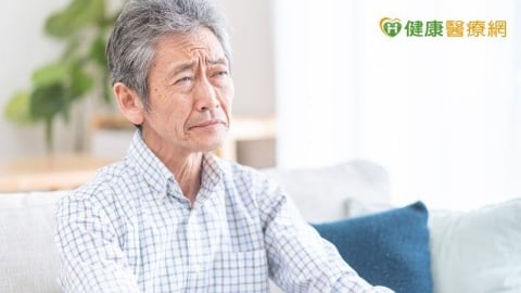 50歲後手抖、動作變慢？藥師解析帕金森氏症症狀、5類常用藥與副作用