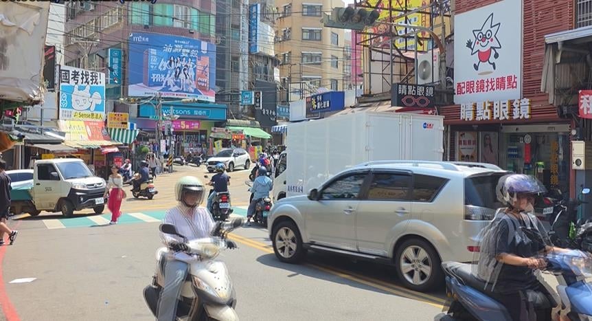 全台最亂路! 台中"台灣大道五段三巷"民眾與車爭道