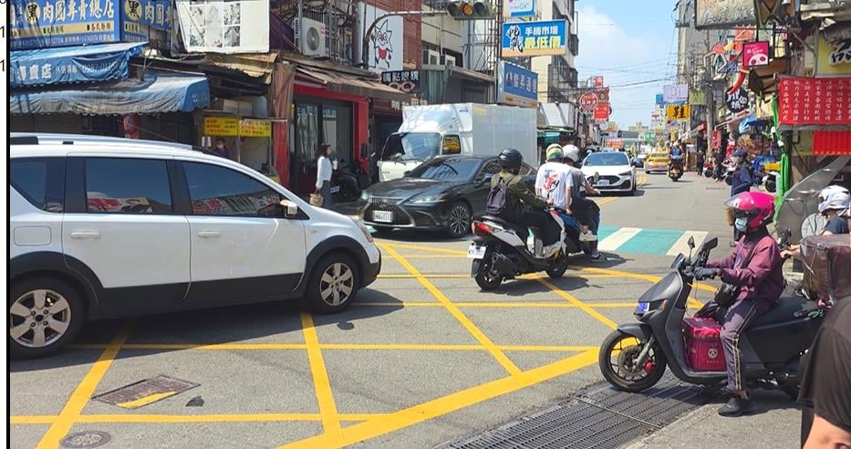 全台最亂路! 台中"台灣大道五段三巷"民眾與車爭道