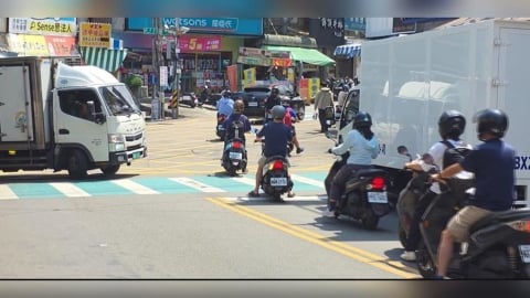 全台最亂路! 台中"台灣大道五段三巷"民眾與車爭道