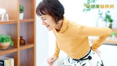 警惕「駝、矮、痛」恐是骨鬆前兆!醫教:保鈣護骨三步驟