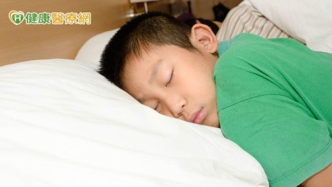 睡不飽恐影響專注、學習與情緒!醫籲睡前遠離藍光 充足睡眠守護腦發展
