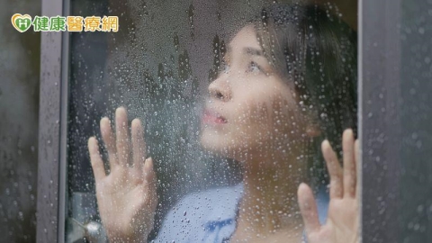 一下雨濕疹就反覆發作?中醫解析「天雨型濕疹」與3類食物禁忌